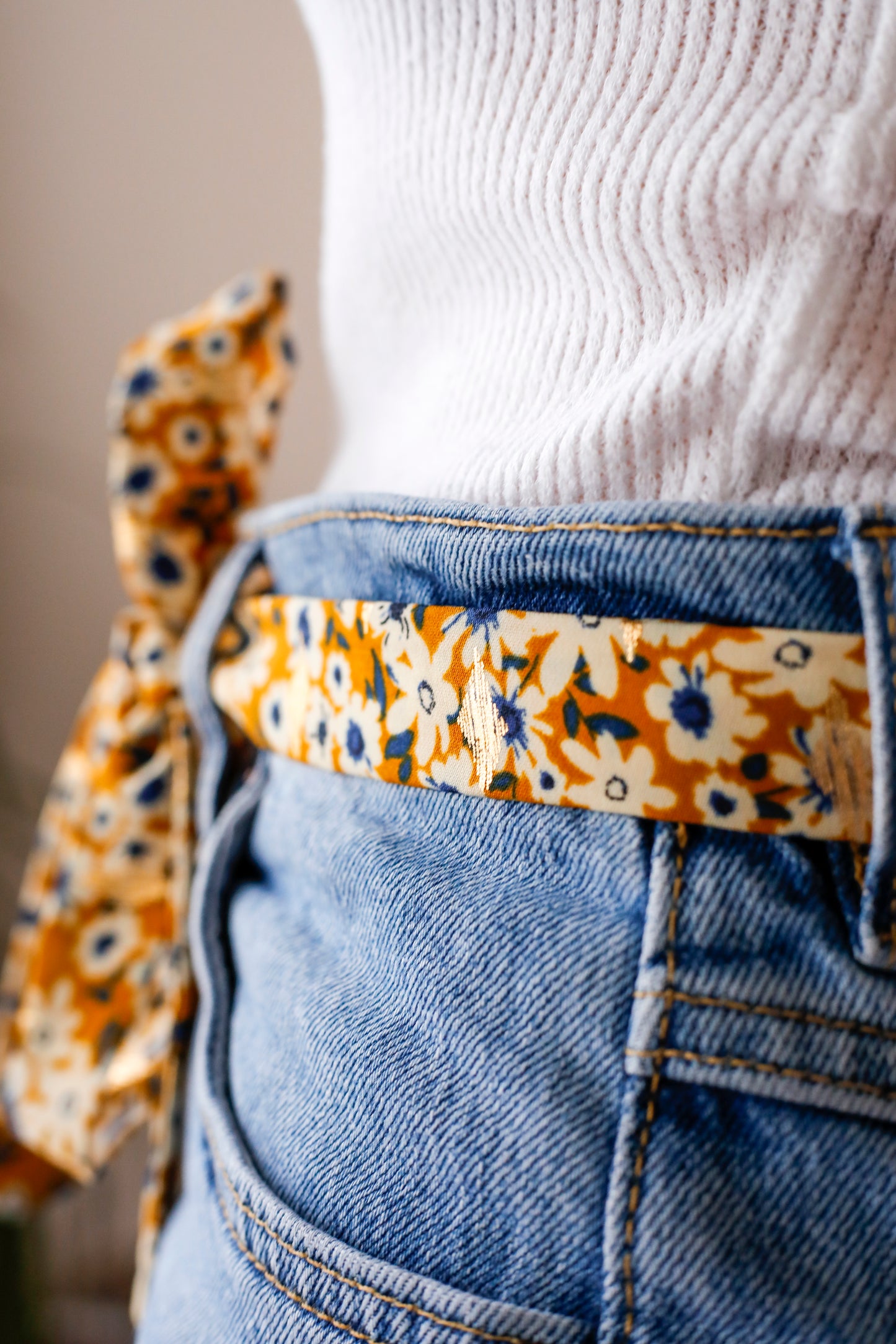 Ruban jaune fleuri