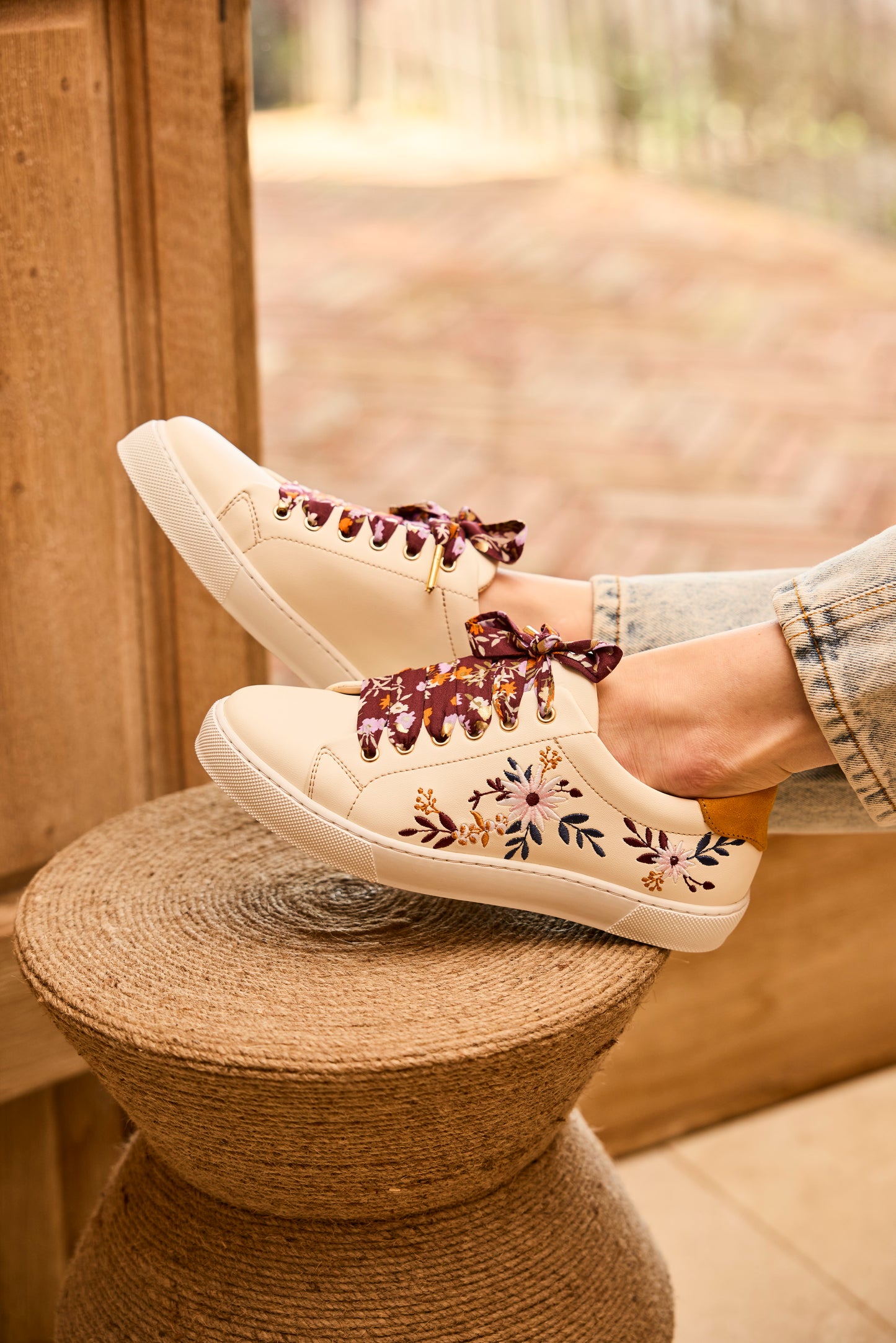 Lacets fleuris bordeaux et doré