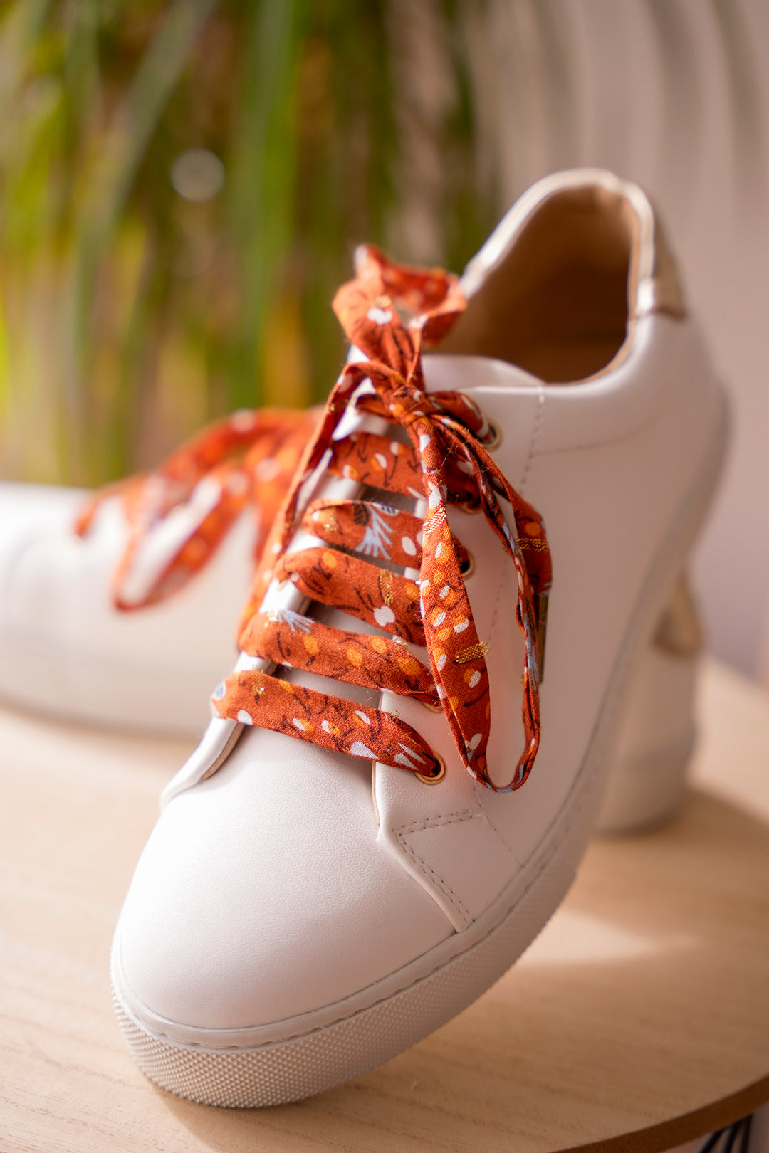Lacets fleuris camel plumetis dorés