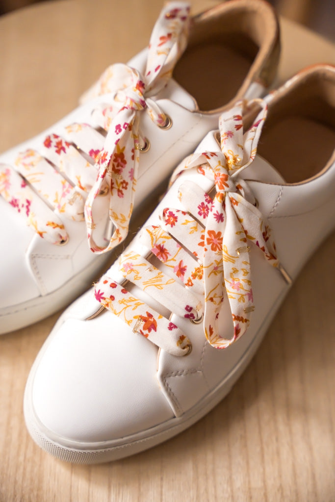 Lacets fleuris blancs et roses plumetis dorés - Lacets originaux chaussures | Mon Lacet Français