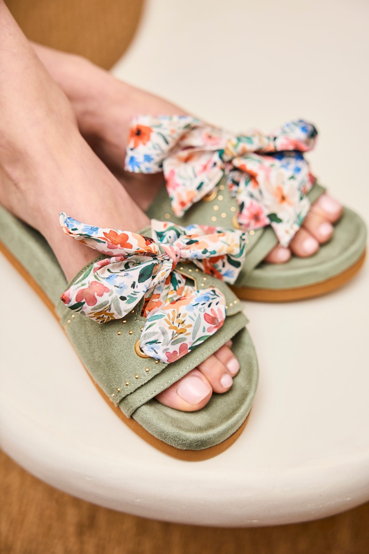 Sandales vert sauge avec rubans fleuris multicolores - Chaussures Femmes | Mon Lacet Français