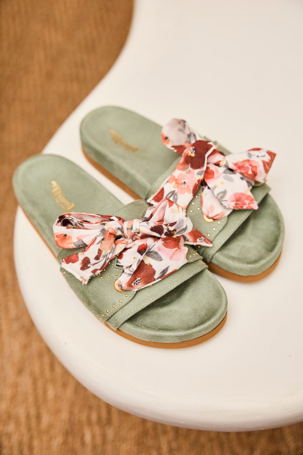 Sandales vert sauge avec rubans fleuris blanc et rouge - Chaussures Femmes | Mon Lacet Français