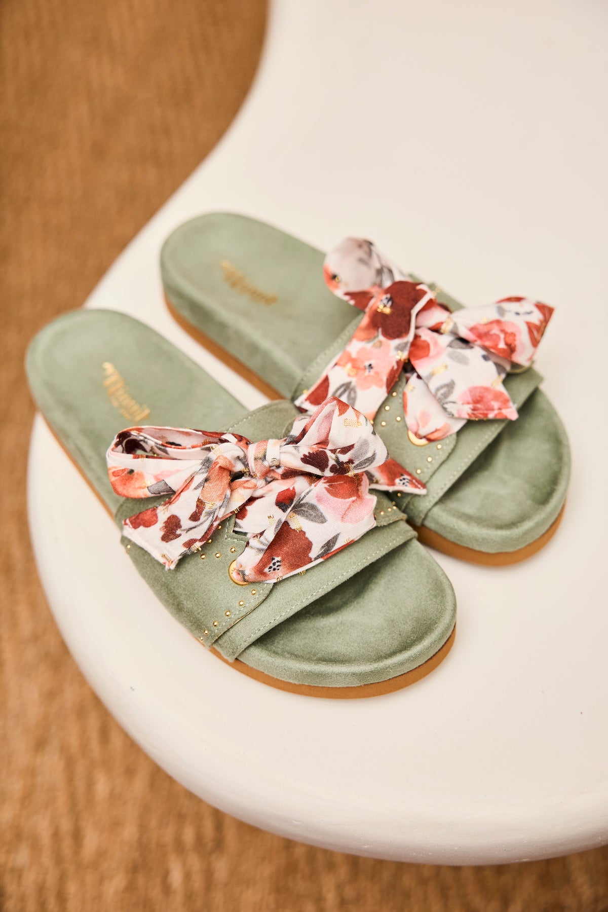 Sandales vert sauge avec rubans fleuris blanc et rouge - Chaussures Femmes | Mon Lacet Français