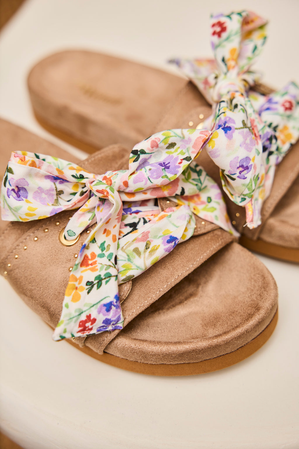 Sandales beiges avec rubans fleuris blancs - Chaussures Femmes | Mon Lacet Français