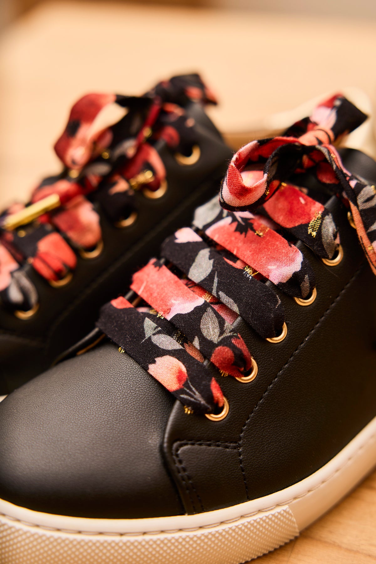 Lacets fleuris noirs et rouges plumetis dorés