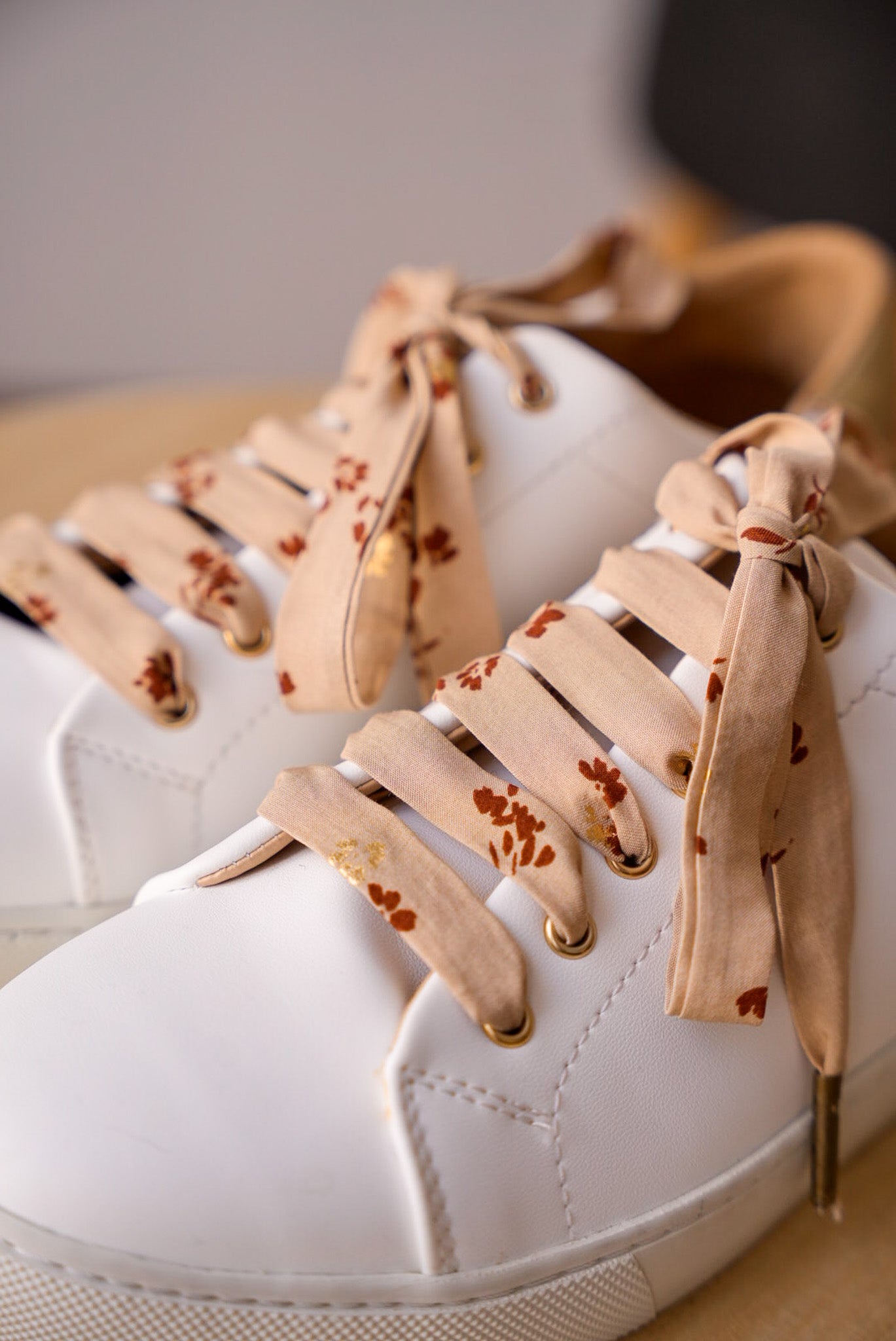 Lacets fleuris beiges et dorés - Lacets originaux chaussures | Mon Lacet Français