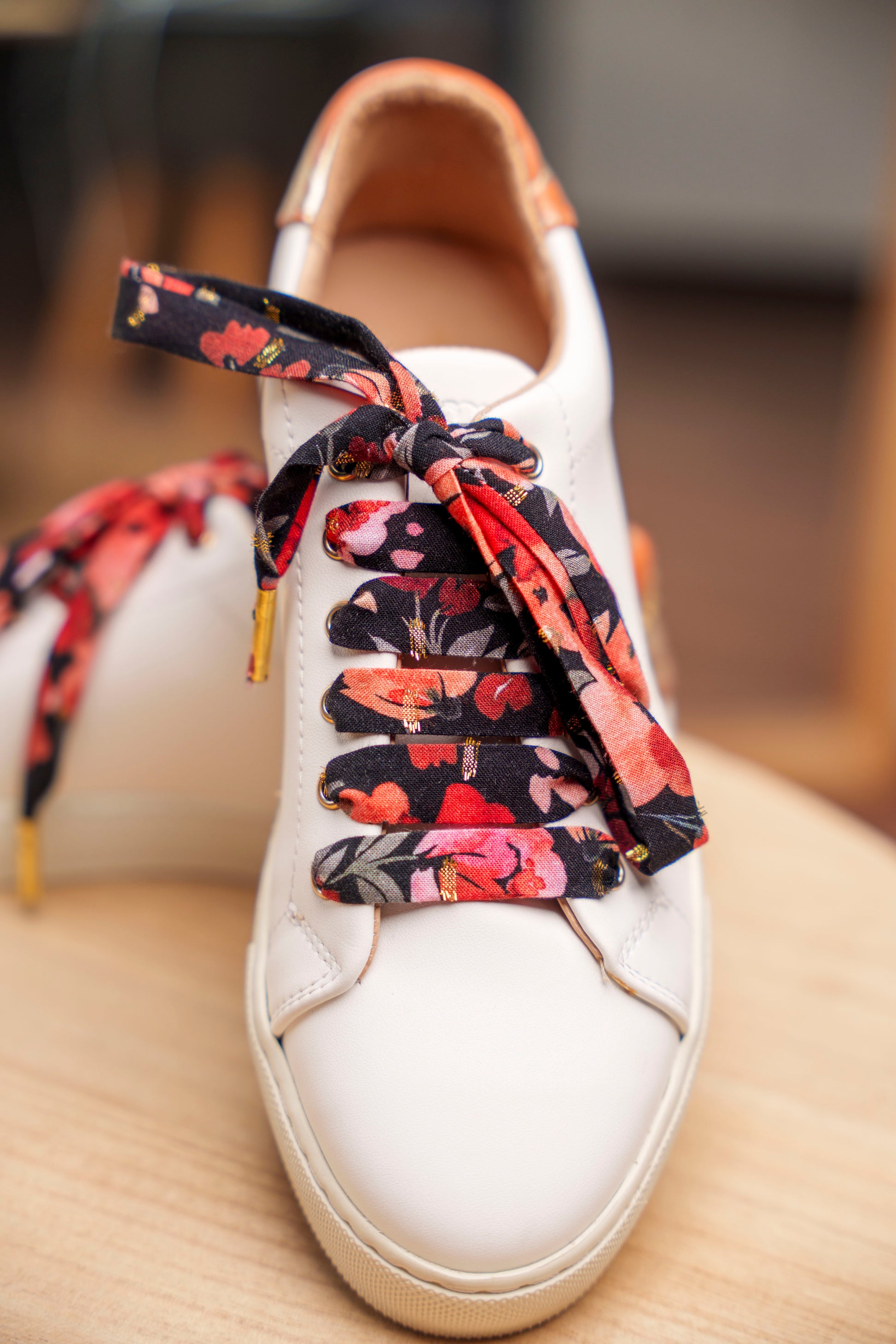 Lacets fleuris noir et rouge plumetis dorés Lacets originaux