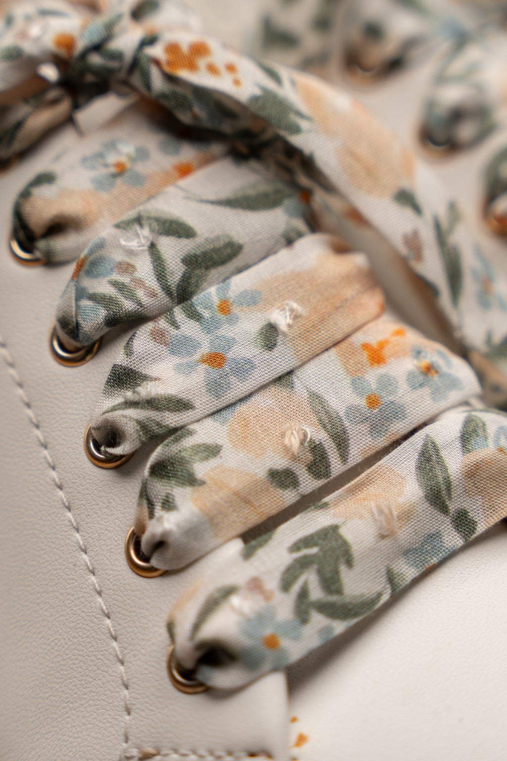 Lacets fleuris blancs plumetis - Lacets originaux chaussures | Mon Lacet Français