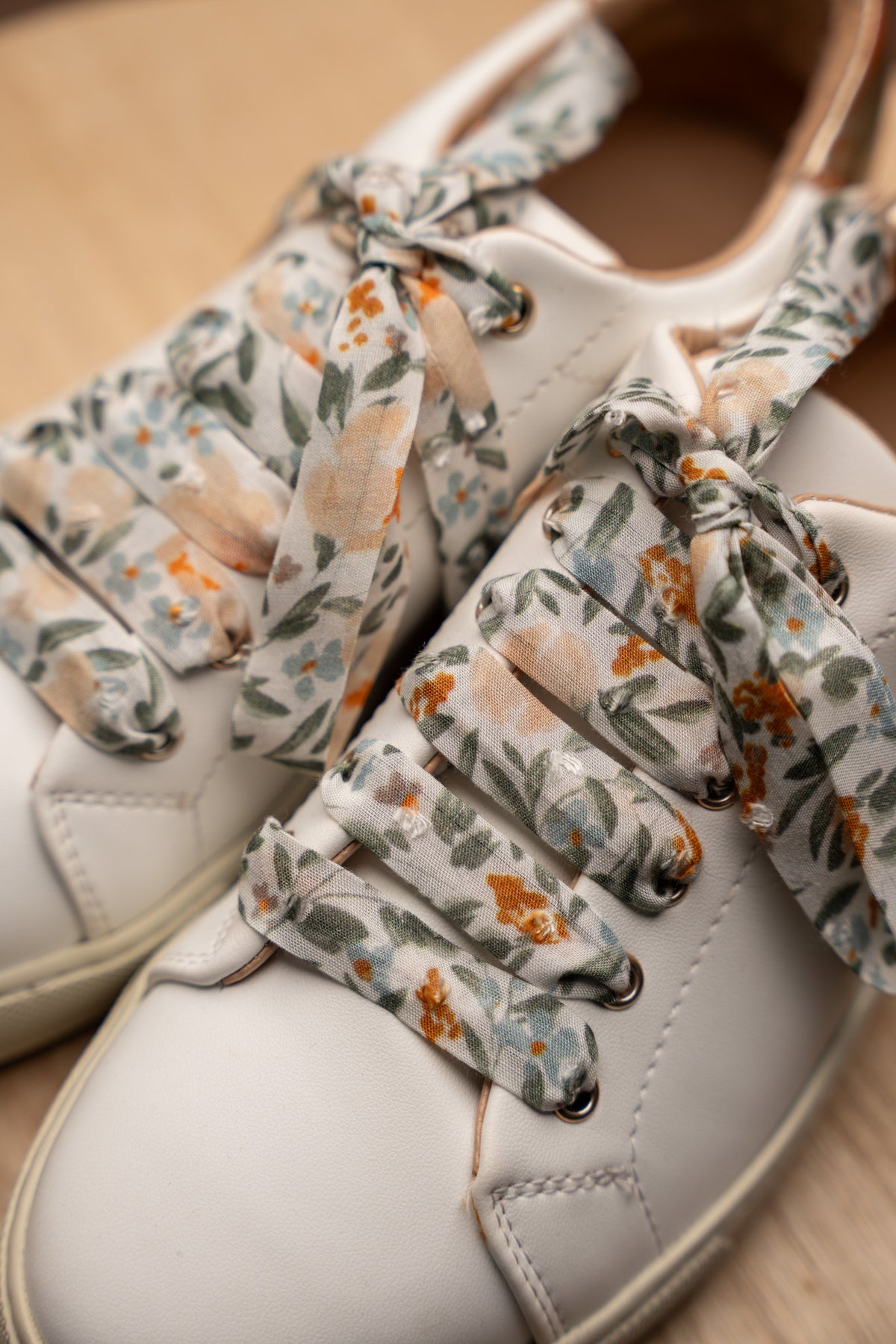 Lacets fleuris blancs plumetis - Lacets originaux chaussures | Mon Lacet Français