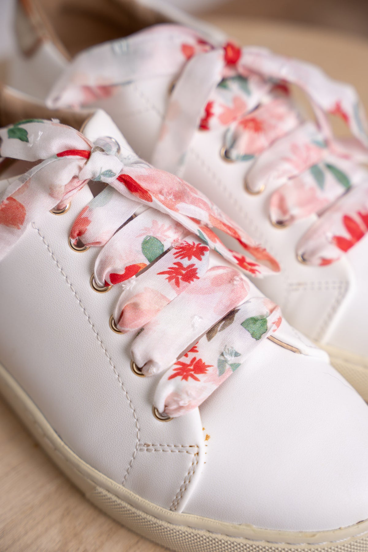 Lacets fleuris rouges plumetis - Lacets originaux chaussures | Mon Lacet Français