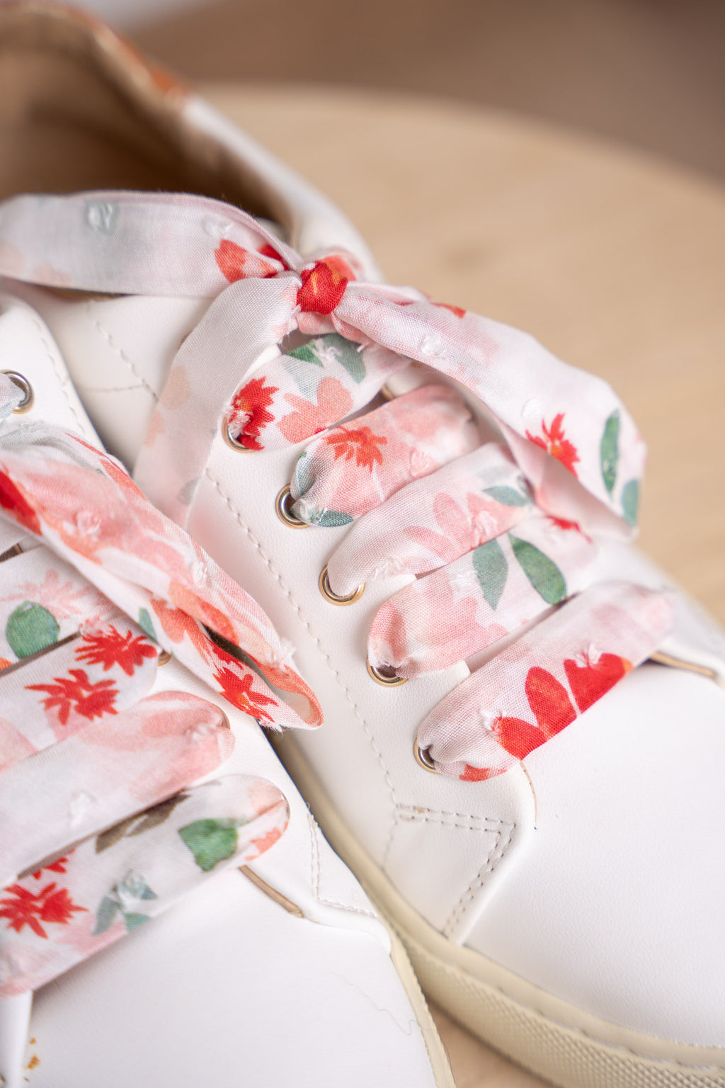 Lacets fleuris rouges plumetis - Lacets originaux chaussures | Mon Lacet Français