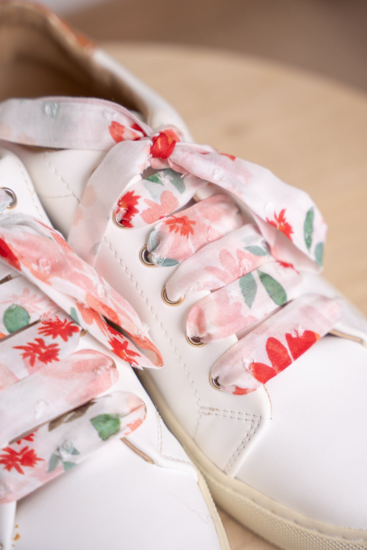 Lacets fleuris rouges plumetis - Lacets originaux chaussures | Mon Lacet Français