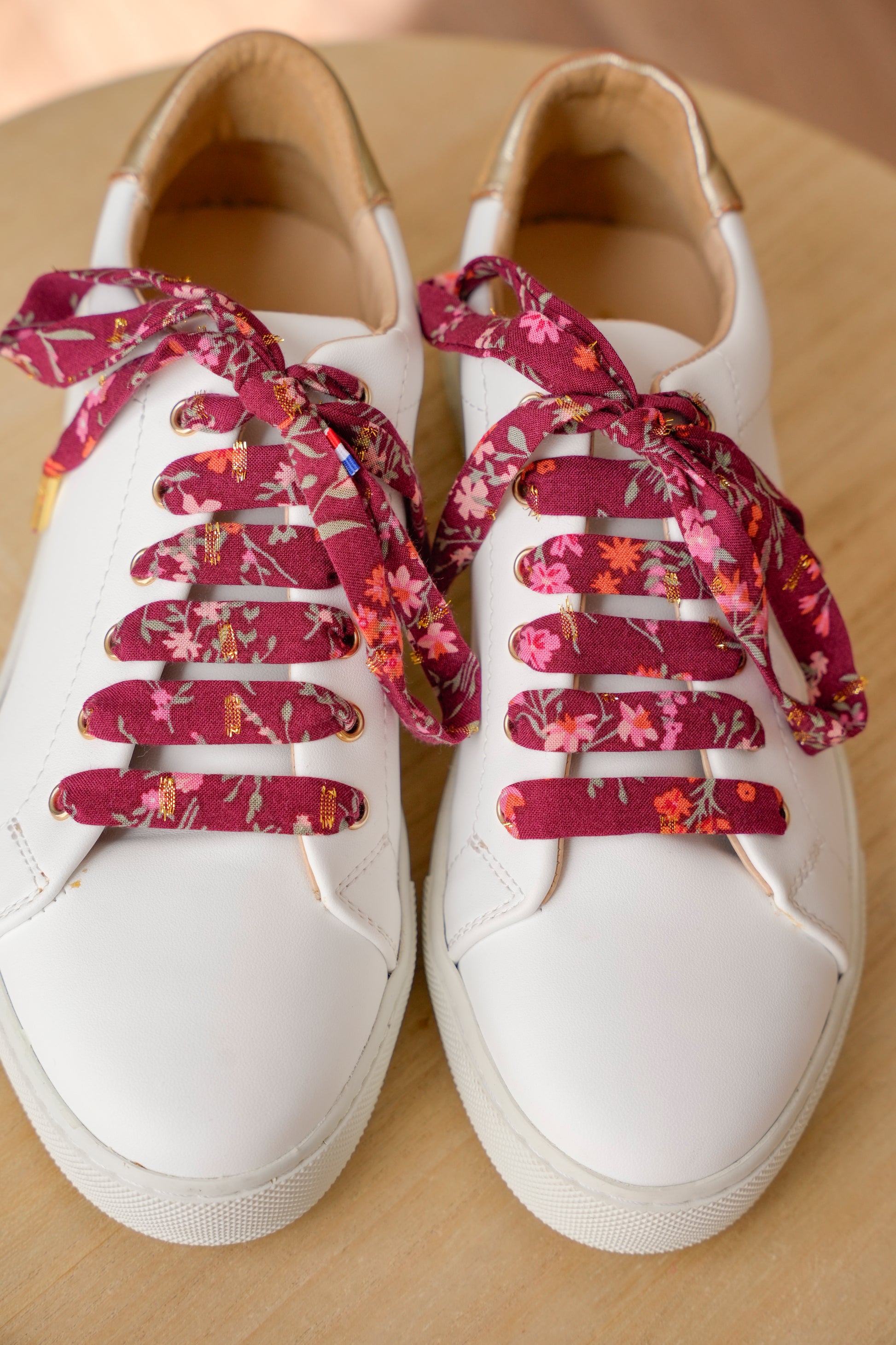 Lacets bordeaux fleuris plumetis dorés - Lacets originaux chaussures | Mon Lacet Français
