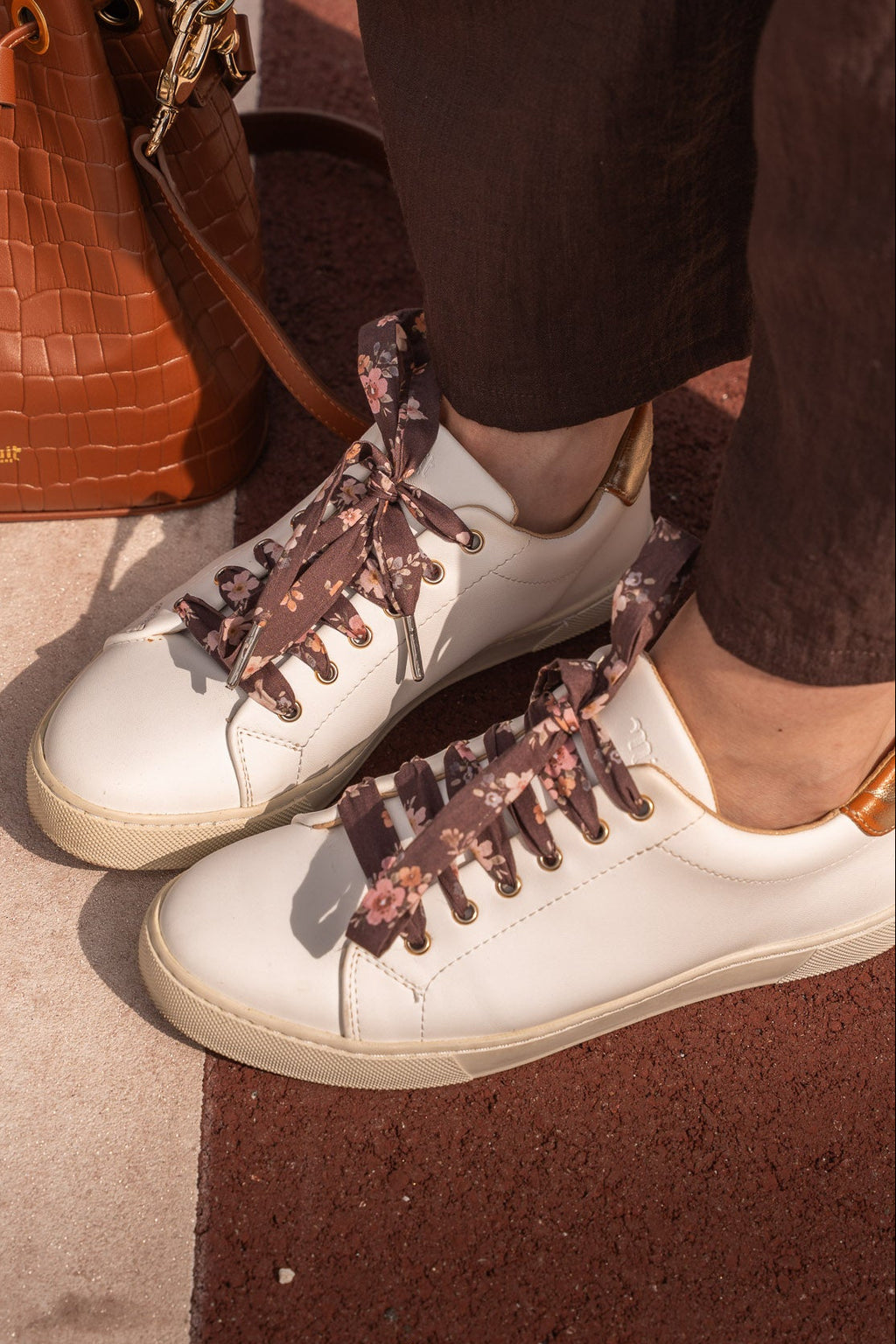 Lacets fleuris marron foncé - Lacets originaux chaussures | Mon Lacet Français