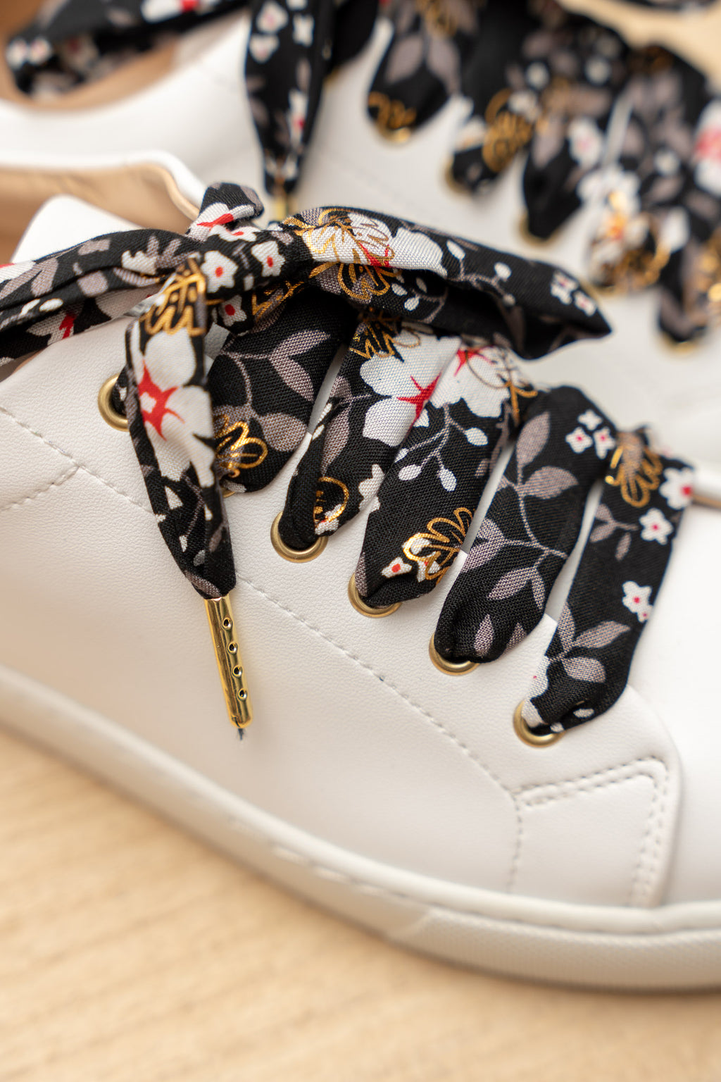 Lacets fleuris noir et doré - Lacets originaux chaussures | Mon Lacet Français