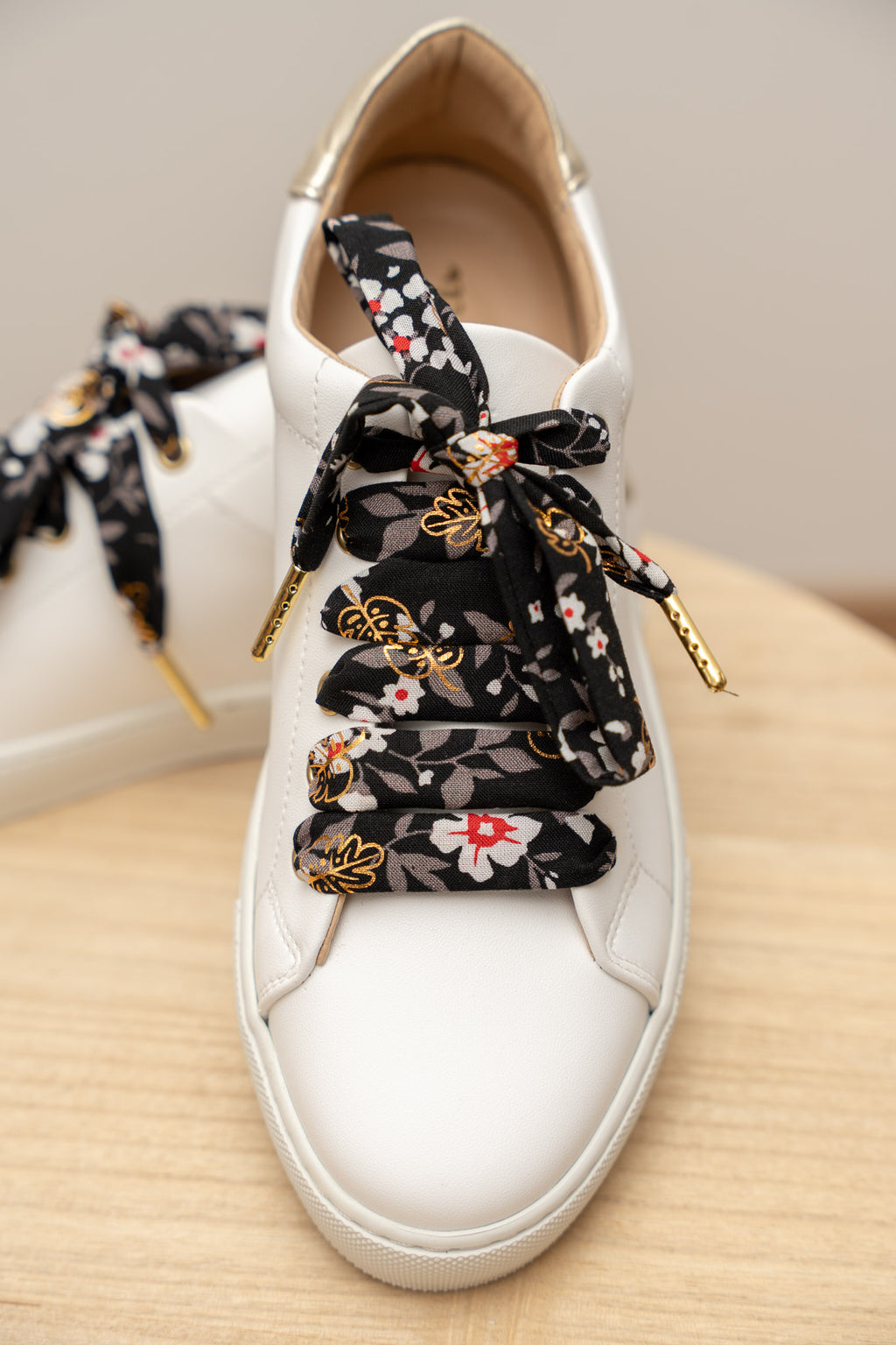 Lacets fleuris noir et doré - Lacets originaux chaussures | Mon Lacet Français
