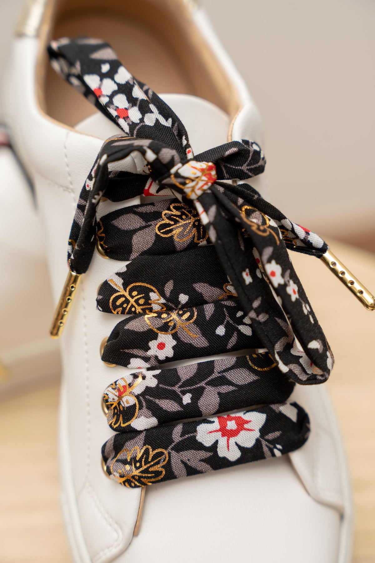 Lacets fleuris noir et doré - Lacets originaux chaussures | Mon Lacet Français